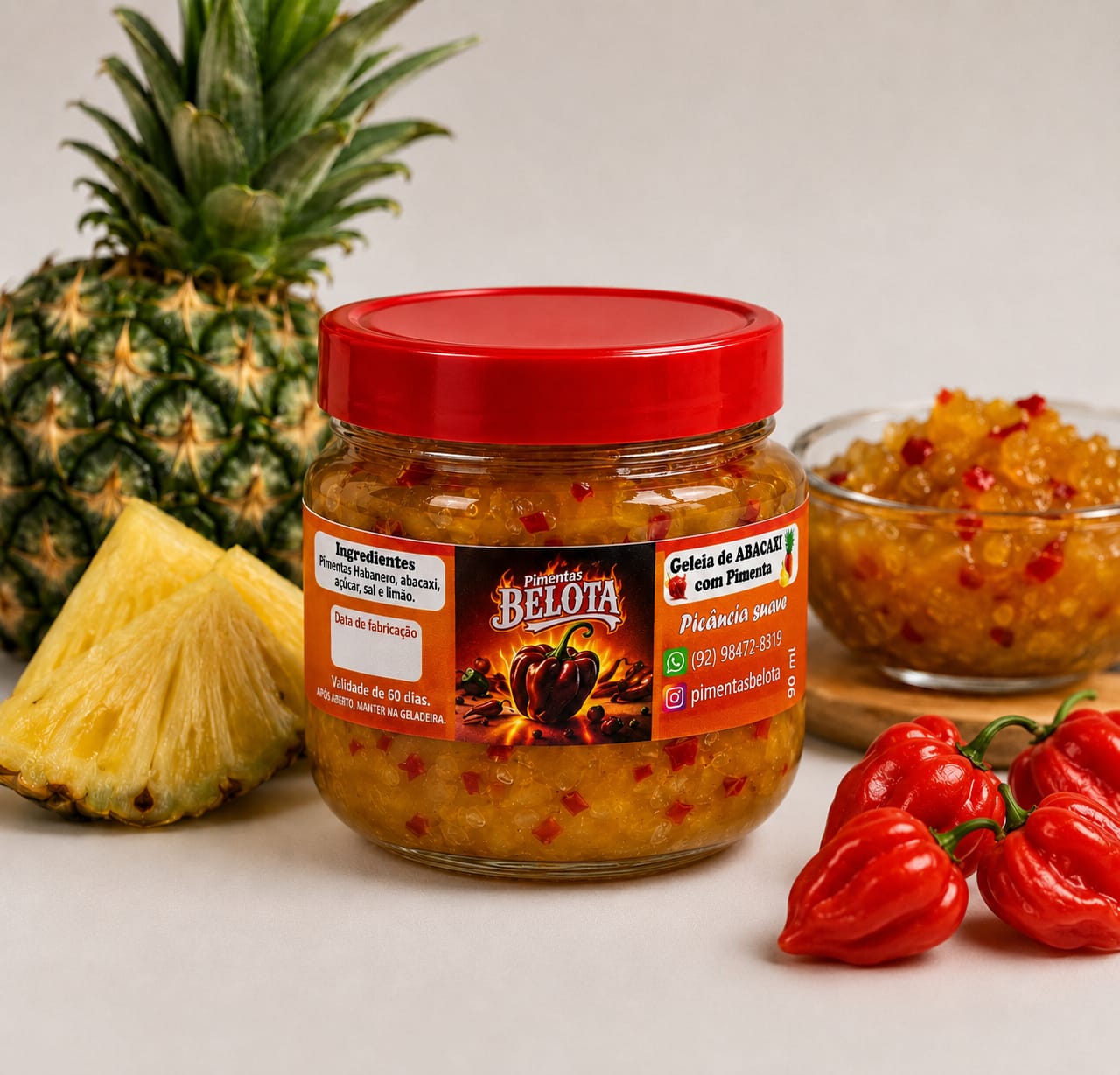 Pote de geleia de pimenta com abacaxi da Pimentas Belota, com pimentas habanero e abacaxi frescos