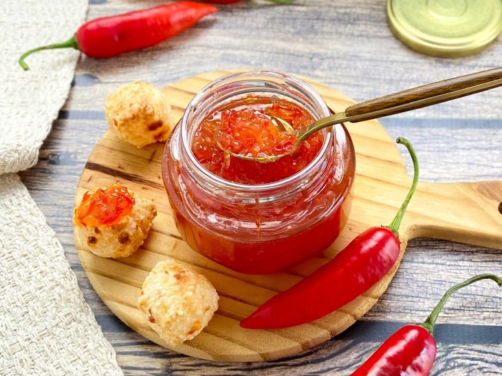 Geleia de pimenta servida na colher
