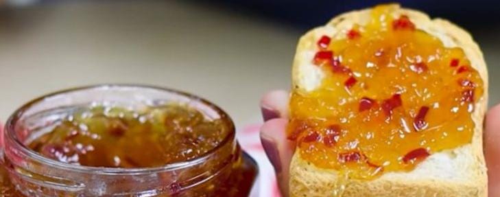 Geleia de pimenta servida sobre pão